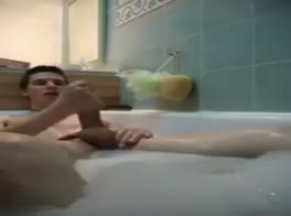 Twink wanks in bathtub